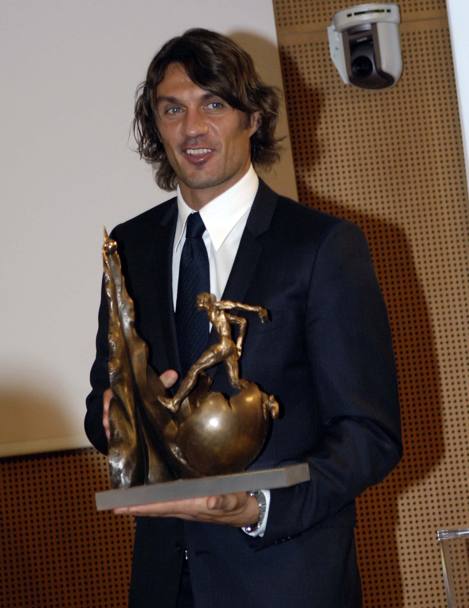 Paolo Maldini con il premio internazionale Il bello del calcio “Giacinto Facchetti” ricevuto ne 2008 (Ipp)